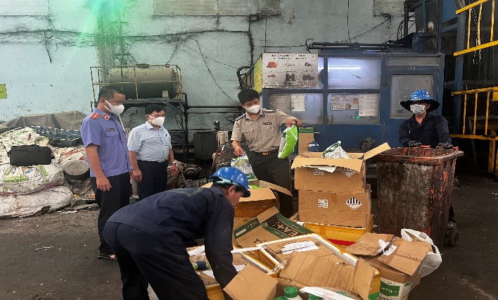 Chi cục Thi hành án dân sự (THADS) huyện Châu Thành tổ chức tiêu huỷ 204kg thuốc bảo vệ thực vật (BVTV) có chứa hoạt chất 2.4D, Paraquat và Glyphosate