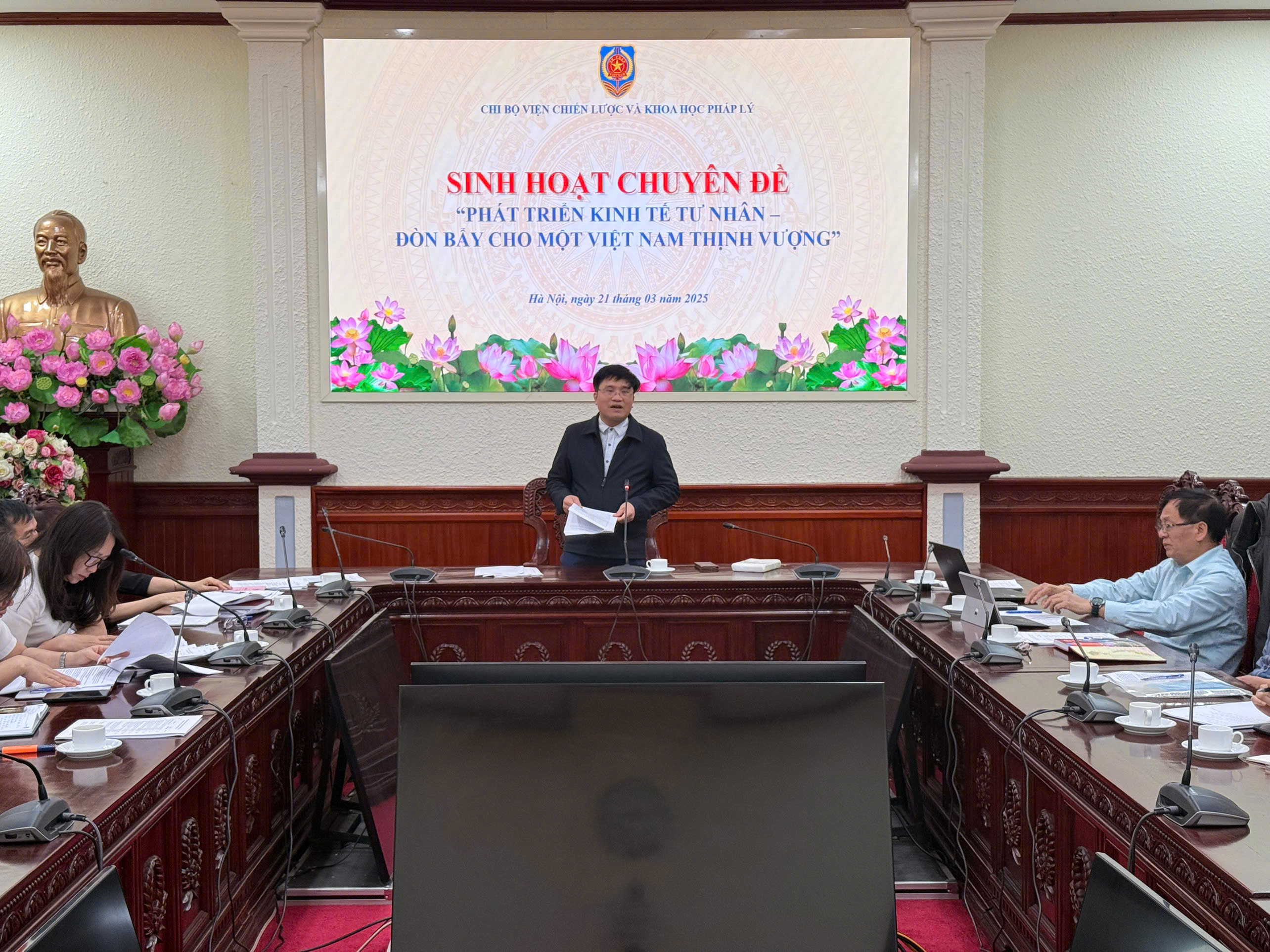 Chi bộ Viện Chiến lược và Khoa học pháp lý tổ chức sinh hoạt chuyên đề: “Phát triển kinh tế tư nhân - Đòn bẩy cho một Việt Nam thịnh vượng”