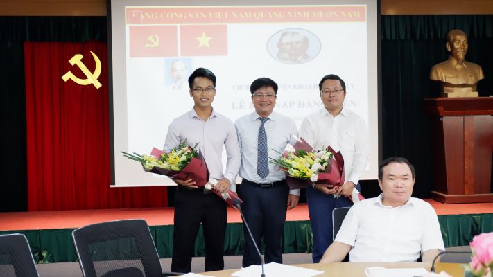 Chi bộ cơ sở Viện Khoa học pháp lý tổ chức Lễ kết nạp đảng viên mới