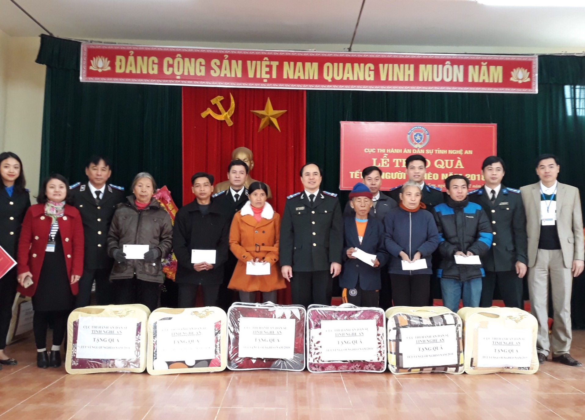 Cục Thi hành án dân sự tỉnh Nghệ An tặng quà Tết vì người nghèo tại xã Lạng Sơn, huyện Anh Sơn