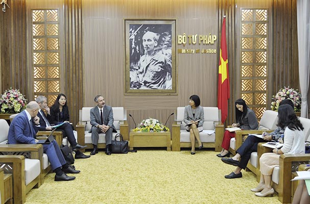 Cục Bổ trợ tư pháp làm việc với Hội đồng Thừa phát lại quốc gia Pháp