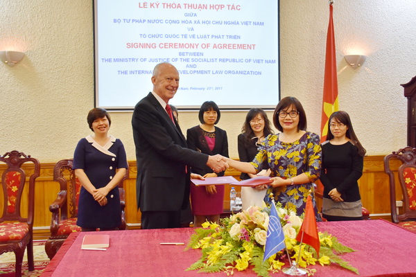 Ký kết thỏa thuận hợp tác giữa Bộ Tư pháp và IDLO