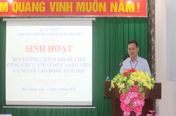 Trường Trung cấp Luật Vị Thanh tổ chức sinh hoạt chính trị đầu năm học 2019 - 2020