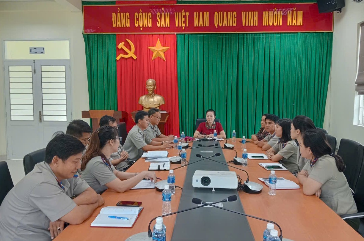 Phó Cục trưởng Cục quản lý Thi hành án dân sự Trần Thị Phương Hoa làm việc với các Phòng Thi hành án dân sự khu vực tỉnh Lâm Đồng