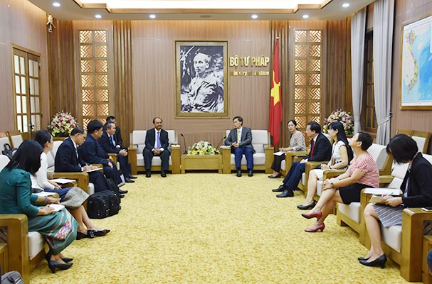 Thứ trưởng Nguyễn Khánh Ngọc tiếp đoàn công tác Bộ Tư pháp Lào