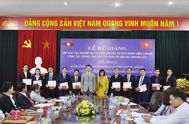 Bế giảng lớp đào tạo nghiệp vụ thi hành án dân sự cho giảng viên, cán bộ CHDCND Lào
