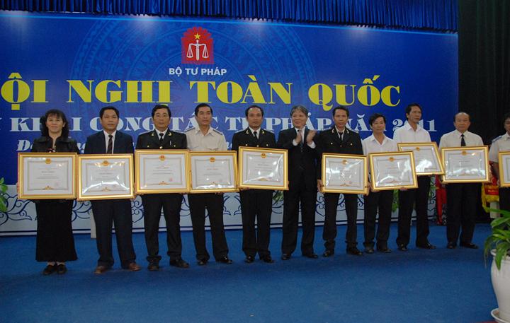 Trao tặng bằng khen tại Hội nghị