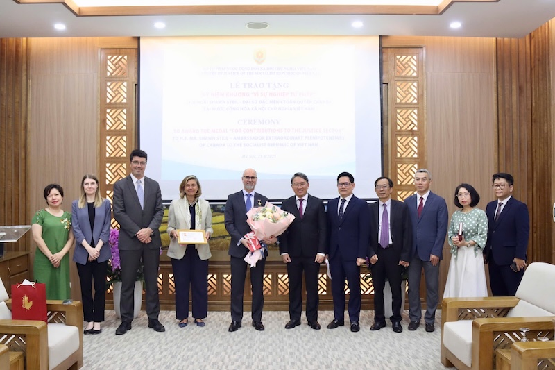 Trao tặng Kỷ niệm chương “Vì sự nghiệp Tư pháp” cho Đại sứ đặc mệnh toàn quyền Canada tại Việt Nam