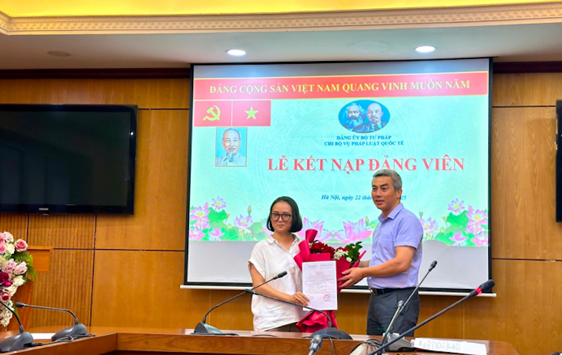 Ảnh đại diện Chi bộ Vụ Pháp luật quốc tế tổ chức Lễ kết nạp đảng viên mới