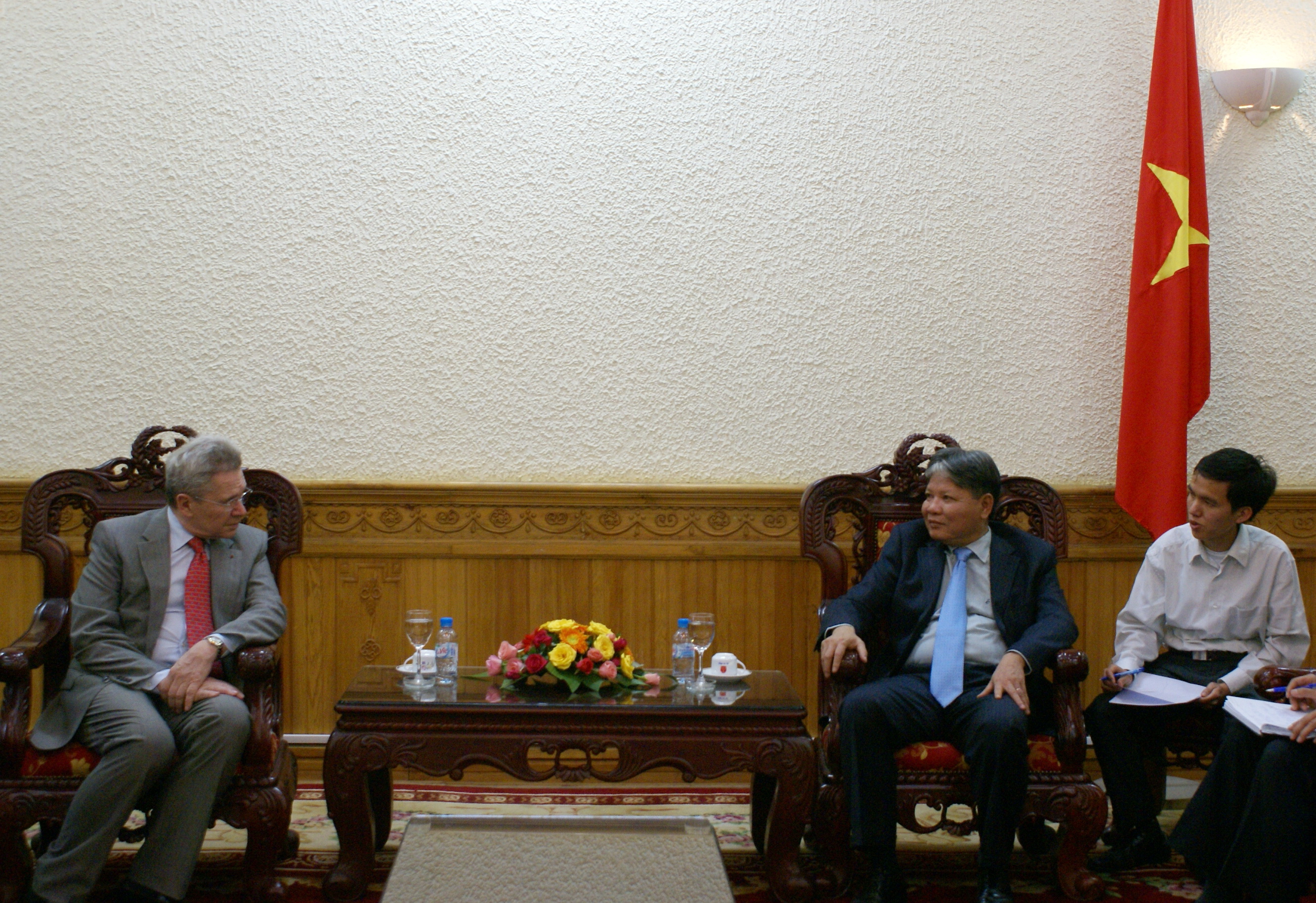 Minister Ha Hung Cuong received Mr Jean-Paul Decorps - Honorary President of the high Council of the French notaries