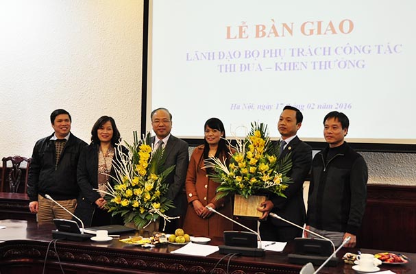 Lãnh đạo Bộ bàn giao công tác phụ trách lĩnh vực thi đua, khen thưởng