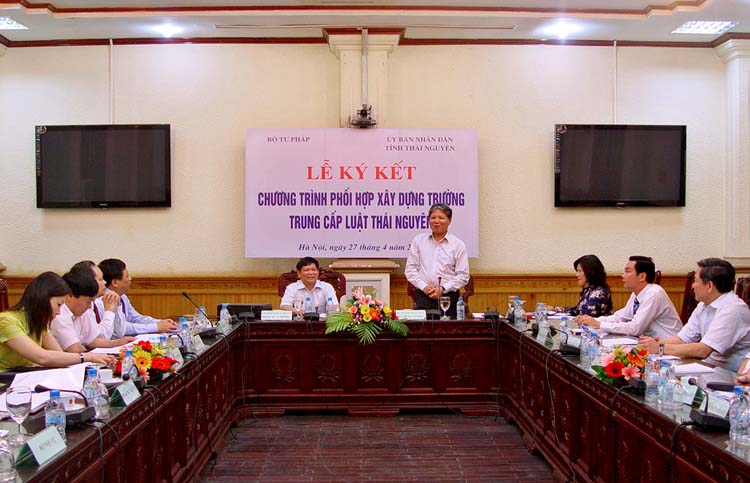 The signing ceremony of coordination program in building the law junior college in Thai Nguyen