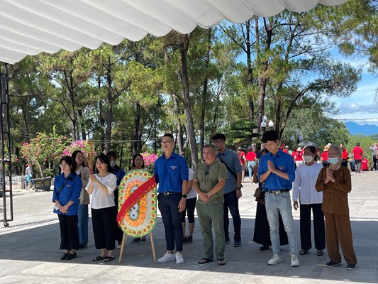 Viện Khoa học pháp lý dâng hương tại Nghĩa trang liệt sỹ quốc gia Trường Sơn và Nhà tưởng niệm Đại tướng Võ Nguyên Giáp