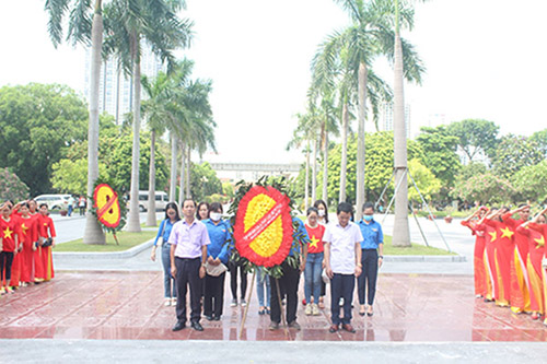 Tạp chí Dân chủ và Pháp luật dâng hương tưởng niệm các anh hùng, liệt sỹ tại Nghĩa trang Mai Dịch