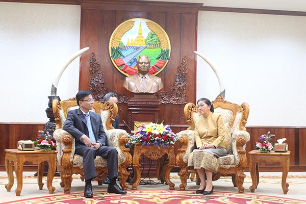 Bộ trưởng Lê Thành Long chào xã giao Chủ tịch Quốc hội Lào