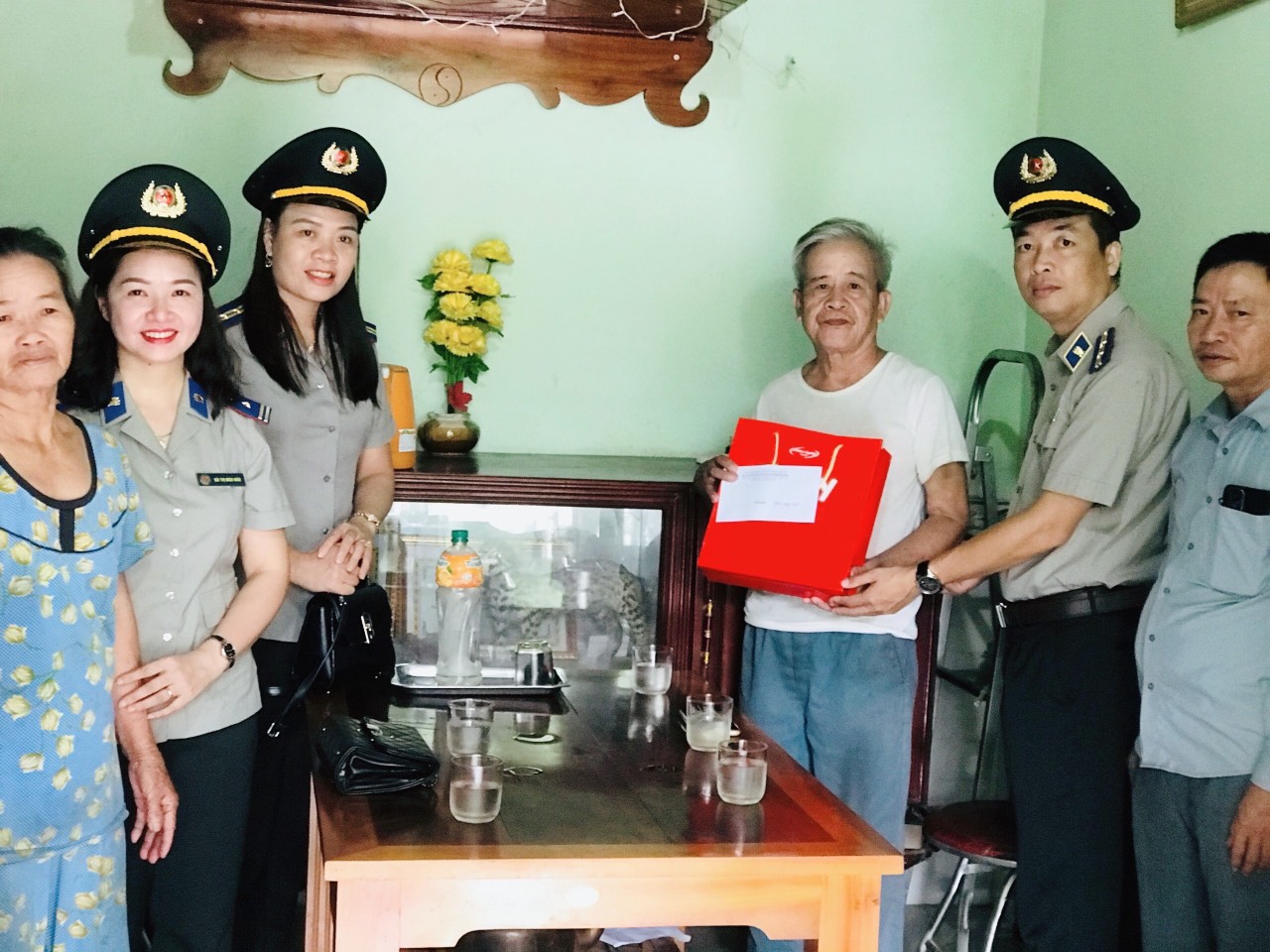 Chi cục Thi hành án dân sự huyện Anh Sơn tổ chức các hoạt động nhân dịp kỷ niệm 77 năm ngày Thương binh - Liệt sỹ 27/7