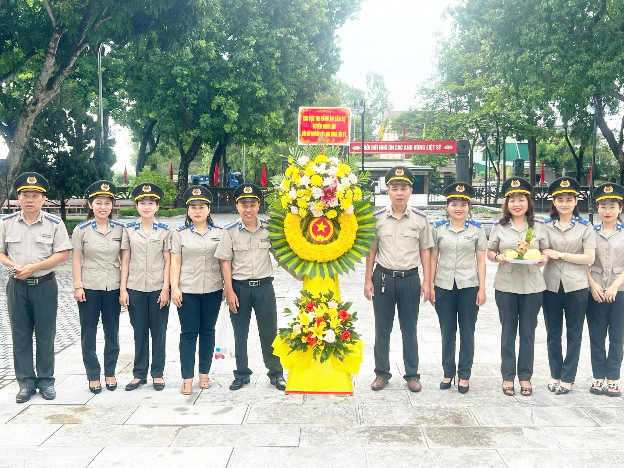 Chi cục Thi hành án dân sự huyện Nghi Lộc tổ chức lễ dâng hương, dâng hoa tại đài tượng niệm Nghĩa trang liệt sĩ huyện Nghi Lộc