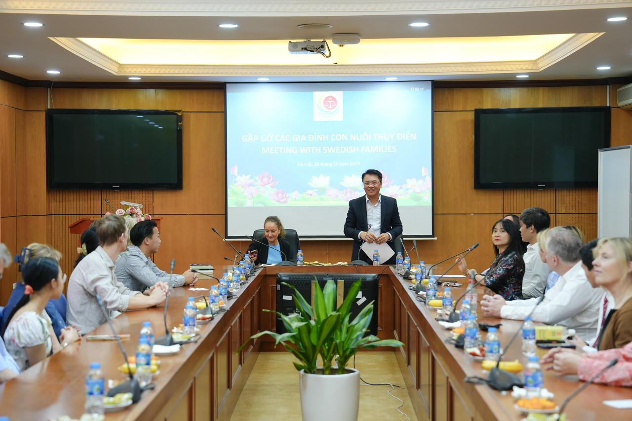Tiếp Đoàn cha mẹ nuôi và con nuôi Thuỵ Điển về thăm quê hương Việt Nam
