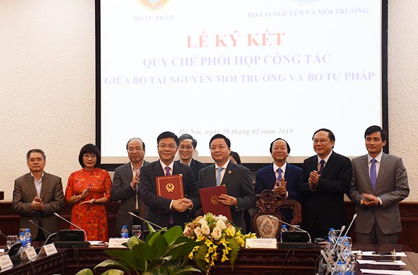 Ký kết Quy chế phối hợp công tác giữa Bộ Tư pháp và Bộ Tài nguyên và Môi trường