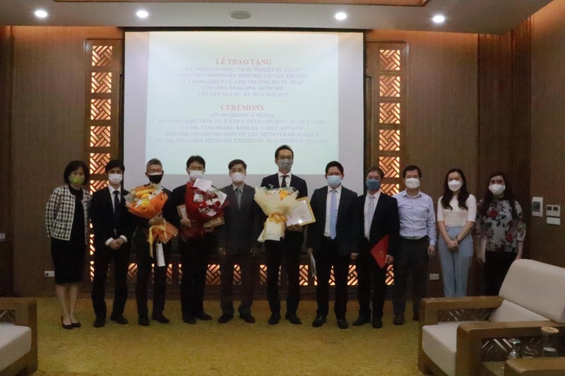Lãnh đạo Bộ Tư Pháp trao Kỷ niệm chương “Vì sự nghiệp Tư pháp” cho Cố vấn trưởng Dự án JICA