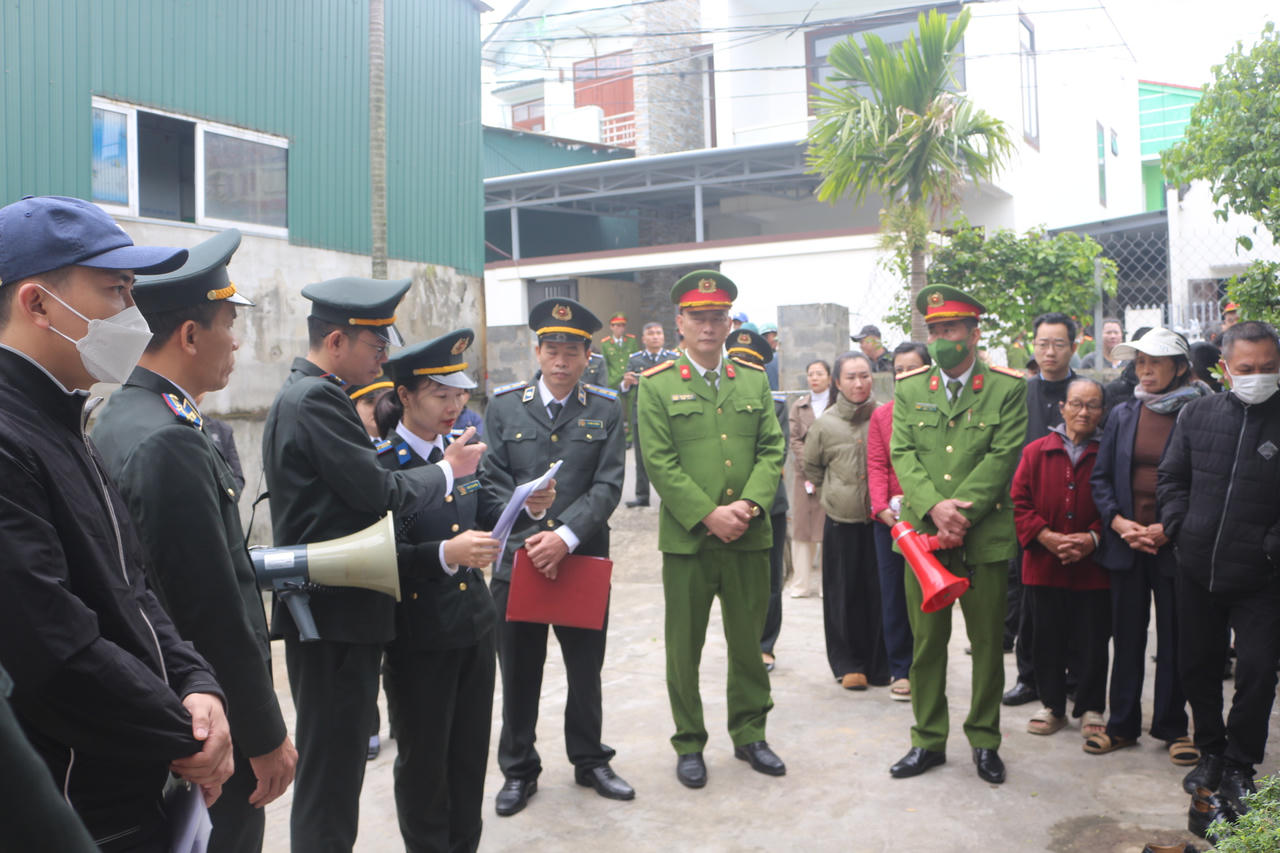 Chấp hành viên công bố quyết định giao tài sản cho người trúng đấu giá theo quy định..