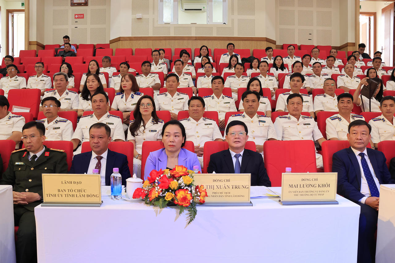 Thứ trưởng Bộ Tư pháp Mai Lương Khôi cùng lãnh đạo tỉnh Lâm Đồng dự buổi lễ.