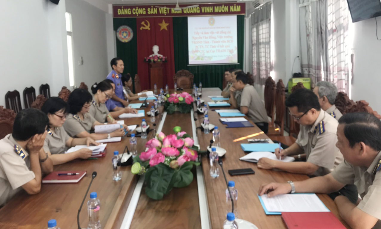 Đồng chí Nguyễn Văn Hồng, Viện trưởng Viện kiểm sát nhân dân tỉnh Đồng Tháp - Thành viên Ban Chỉ đạo Phòng chống tham nhũng, tiêu cực tỉnh Đồng Tháp làm việc với Cục THADS về công tác phòng, chống tham nhũng, tiêu cực.