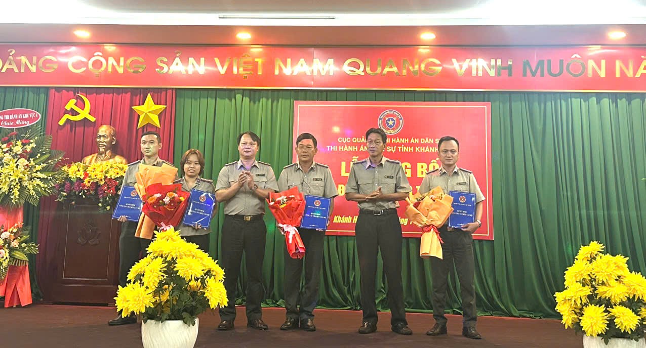 Lễ công bố và trao quyết định về công tác cán bộ