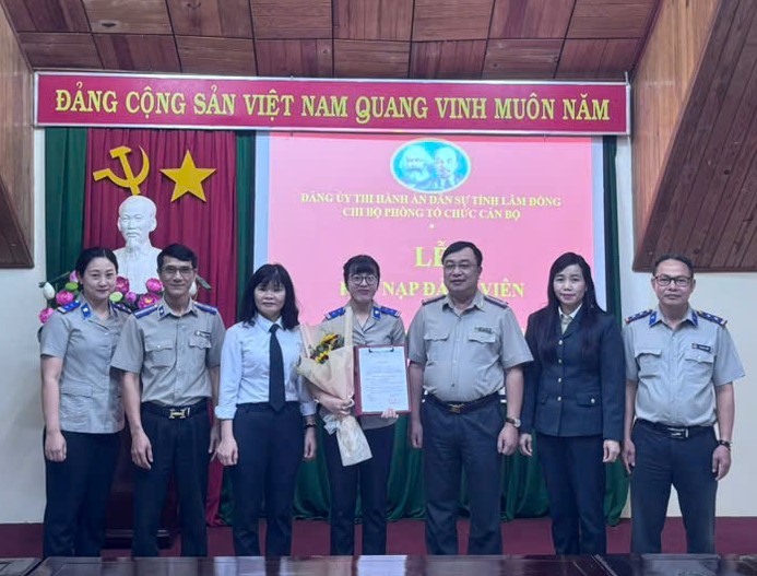 Chi bộ Phòng Tổ chức cán bộ kết nạp đảng viên mới