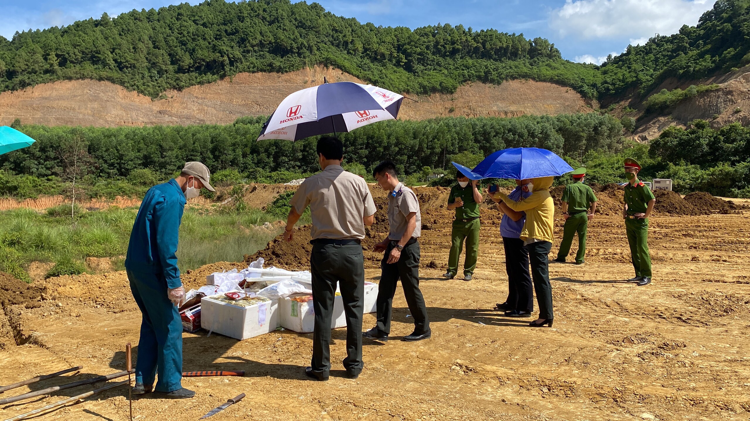 CỤC THI HÀNH ÁN DÂN SỰ TỈNH NGHỆ AN PHỐI HỢP VỚI CÁC CƠ QUAN CHỨC NĂNG LIÊN QUAN TỔ CHỨC TIÊU HUỶ GẦN 200 KG MA TUÝ