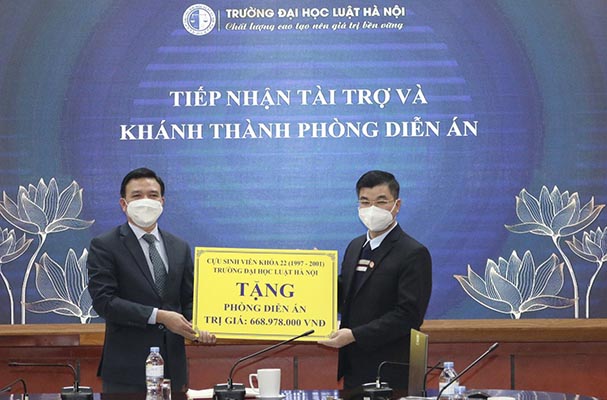 Trường Đại học Luật Hà Nội tiếp nhận tài trợ và khánh thành Phòng diễn án