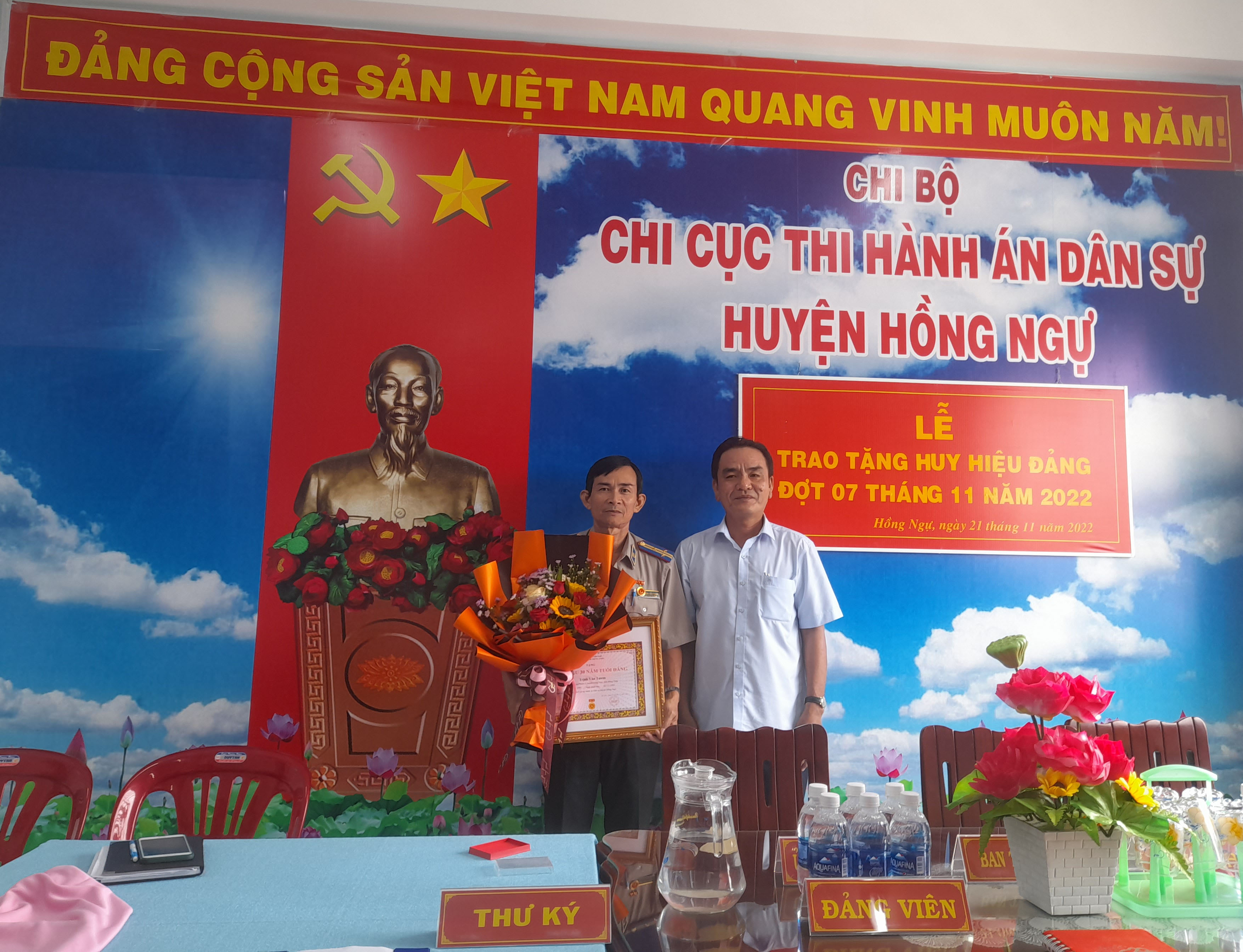 LỄ TRAO TẶNG HUY HIỆU 30 NĂM TUỔI ĐẢNG CHO ĐẢNG VIÊN CHI BỘ CHI CỤC THI HÀNH ÁN DÂN SỰ HUYỆN HỒNG NGỰ