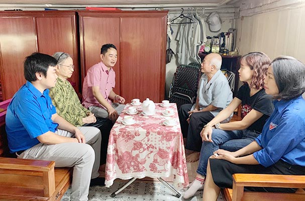 Nhà xuất bản Tư pháp thăm hỏi gia đình Mẹ Việt Nam anh hùng