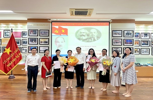 Chi bộ Vụ Các vấn đề chung về xây dựng pháp luật: coi trọng phát triển Đảng cho đội ngũ công chức trẻ
