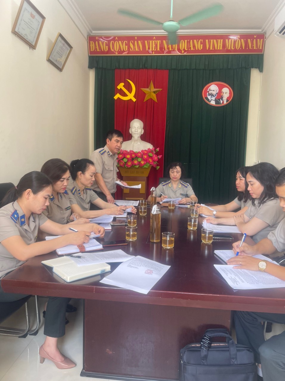    (Đồng chí Nguyễn Đông Triều - Chi cục trưởng trình bày báo cáo tại buổi làm việc)