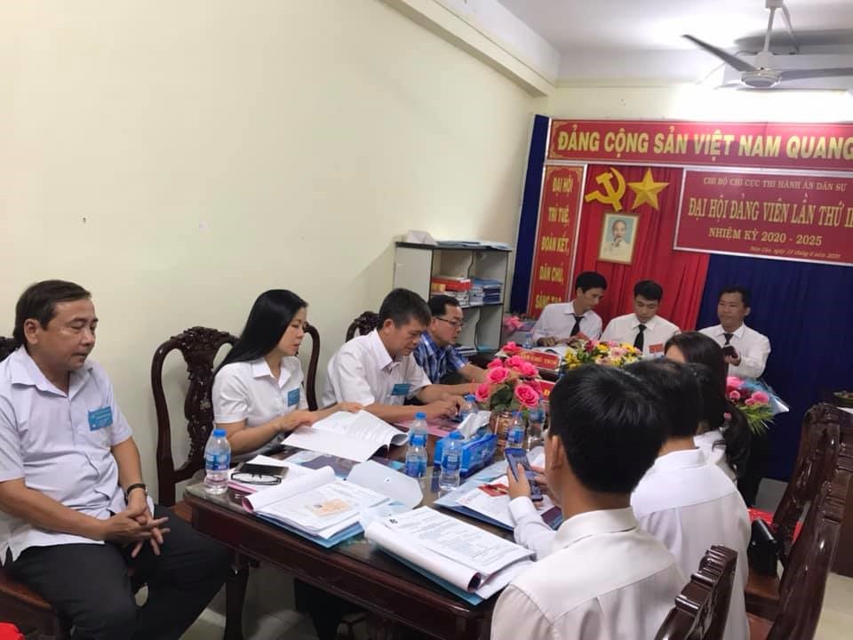 Các đồng chí Huyện Ủy viên, huyện ủy Năm Căn dự và chỉ đạo Đại hội