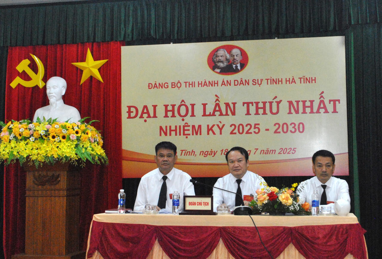 Đoàn chủ tịch Đại hội. Ảnh: Hữu Anh