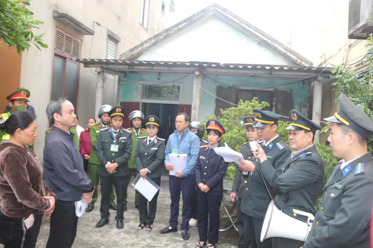 Cán bộ THADS tỉnh Quảng Trị đọc Quyết định cưỡng chế chuyển giao tài sản theo đúng trình tự pháp luật.. 