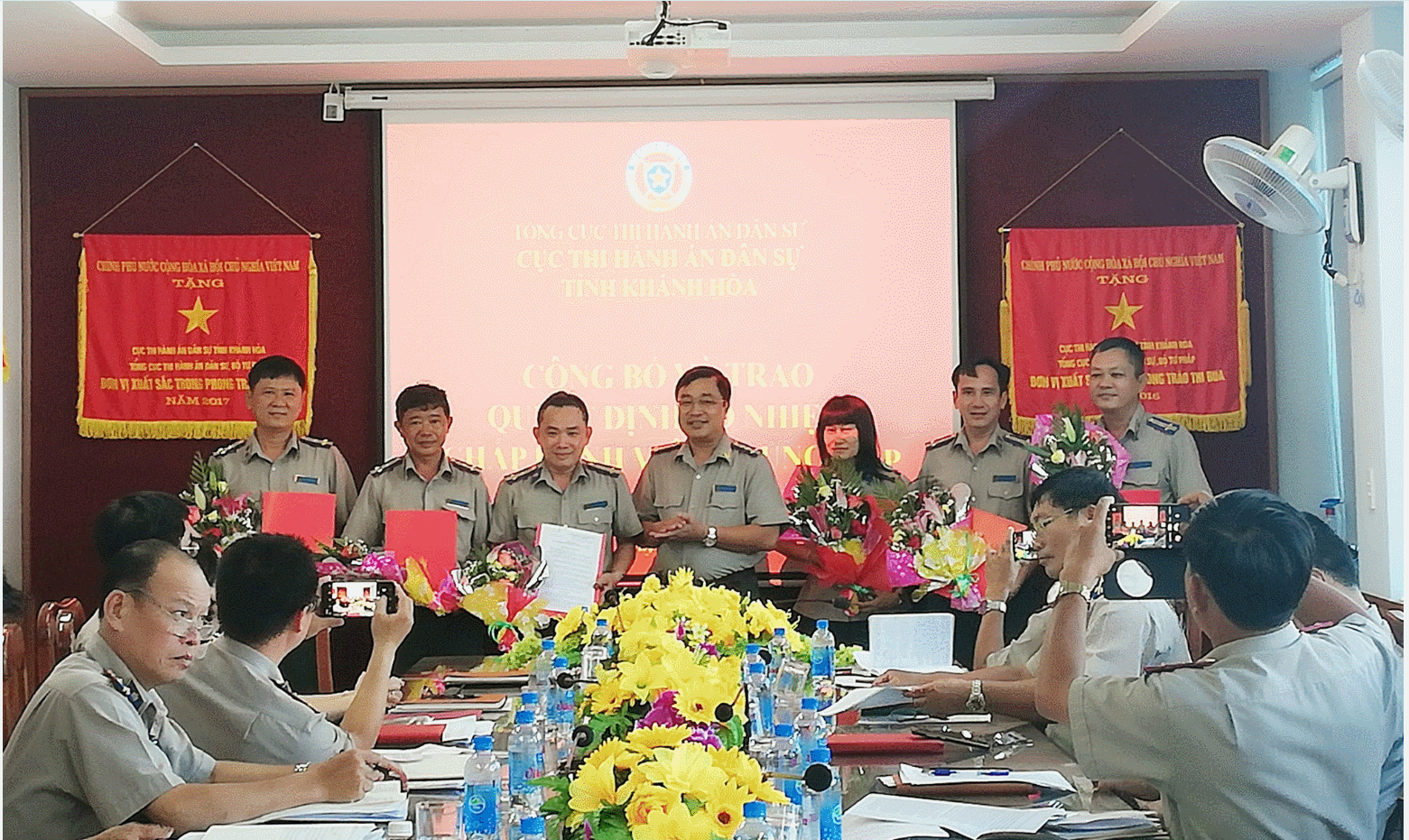 Trao Quyết định bổ nhiệm Chấp hành viên trung cấp