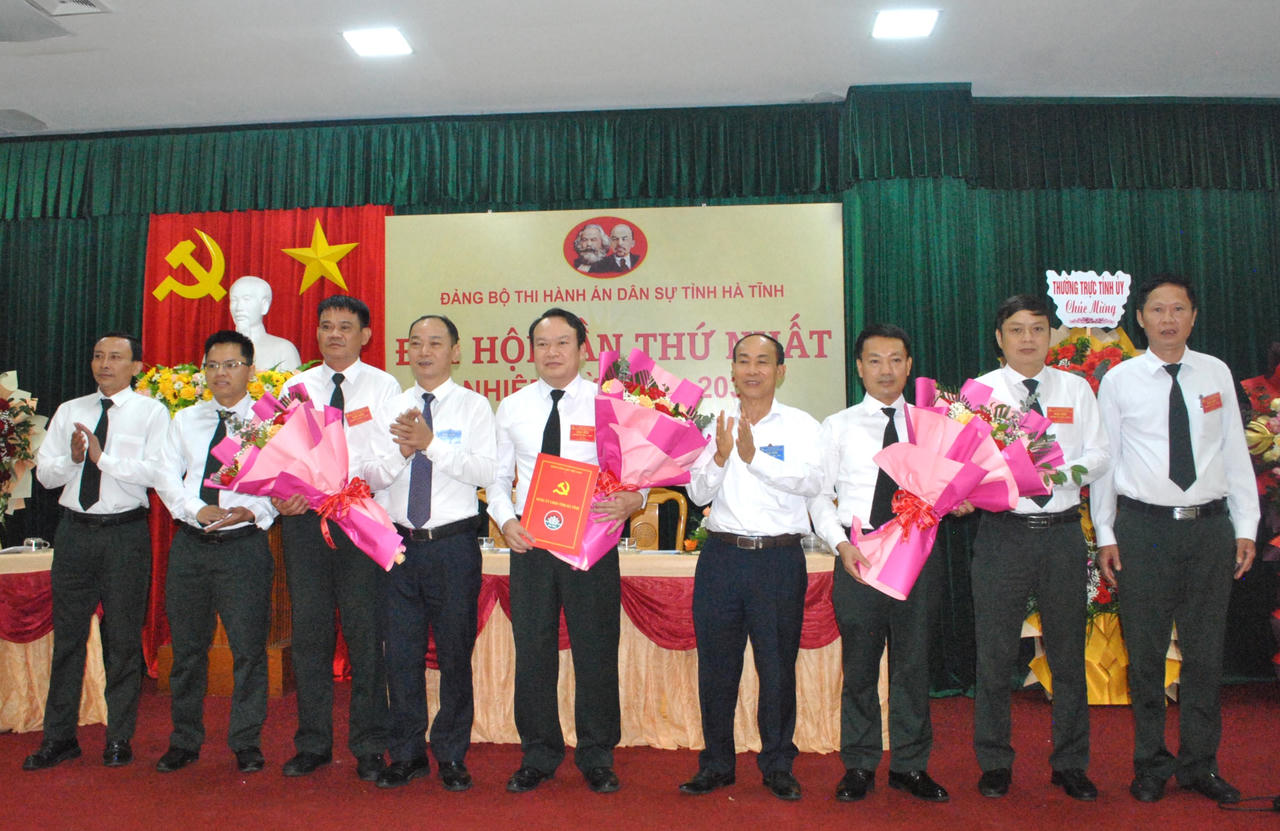 Phó Bí thư Đảng ủy UBND tỉnh Hà Tĩnh tặng hoa Ban chấp hành Đảng bộ THADS tỉnh Hà Tĩnh nhiệm kỳ 2025-2030. Ảnh: Hữu Anh