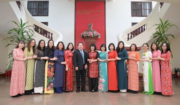 Công đoàn Cục Hộ tịch, quốc tịch, chứng thực tổ chức gặp mặt, tặng quà cho công chức nữ nhân Ngày Quốc tế phụ nữ 8.3