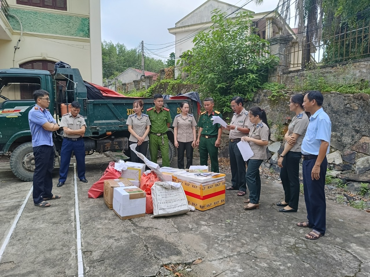 Chi cục Thi hành án dân sự huyện Thanh Chương tổ chức tiêu huỷ vật chứng là pháo nổ với số lượng lớn