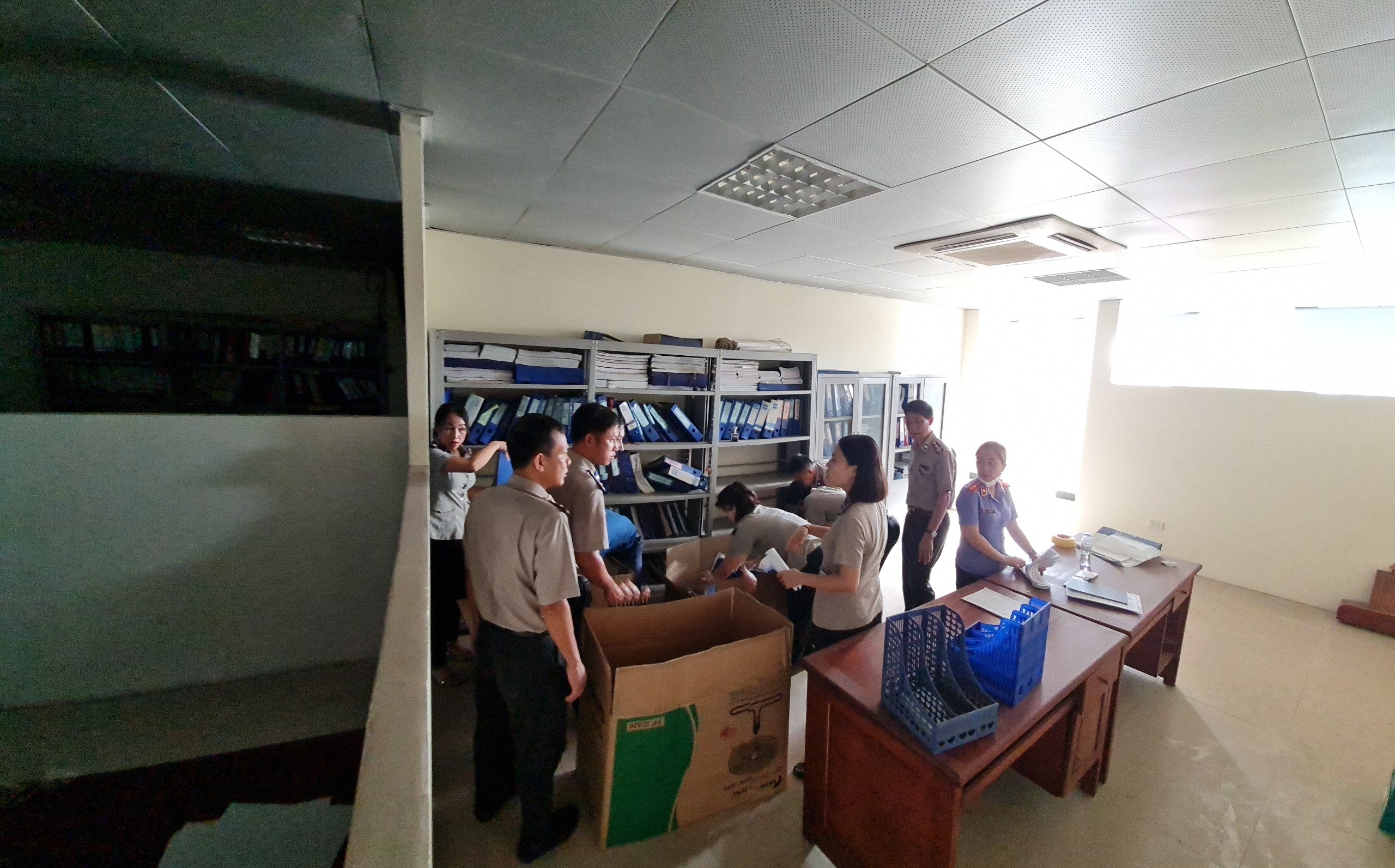 Chi cục Thi hành án dân sự  thành phố Vinh tổ chức cưỡng chế kê biên tài sản tại phường Đông Vĩnh.