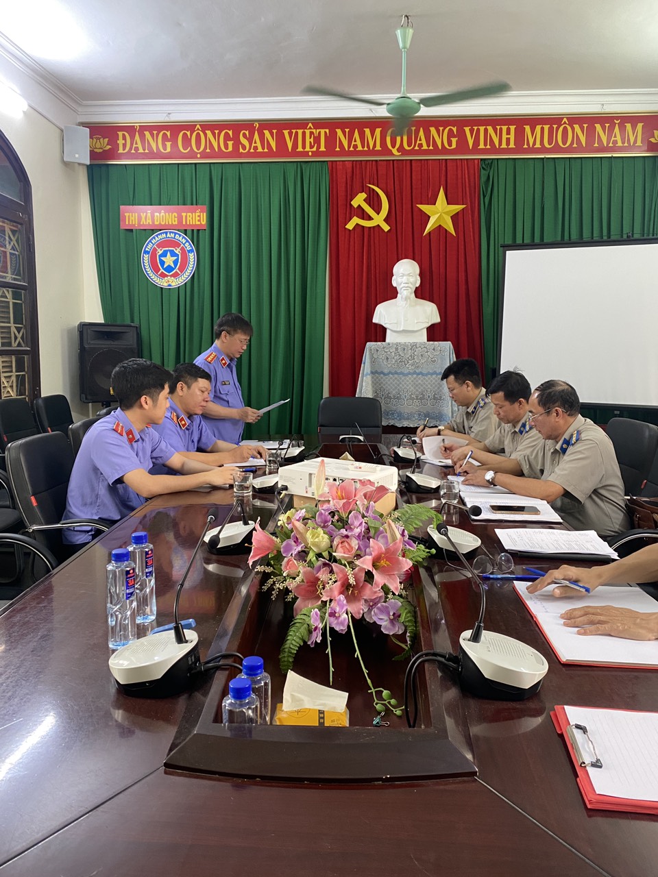 Viện kiểm sát nhân dân thị xã Đông Triều kiểm sát trực tiếp tại Chi cục THADS thị xã Đông Triều