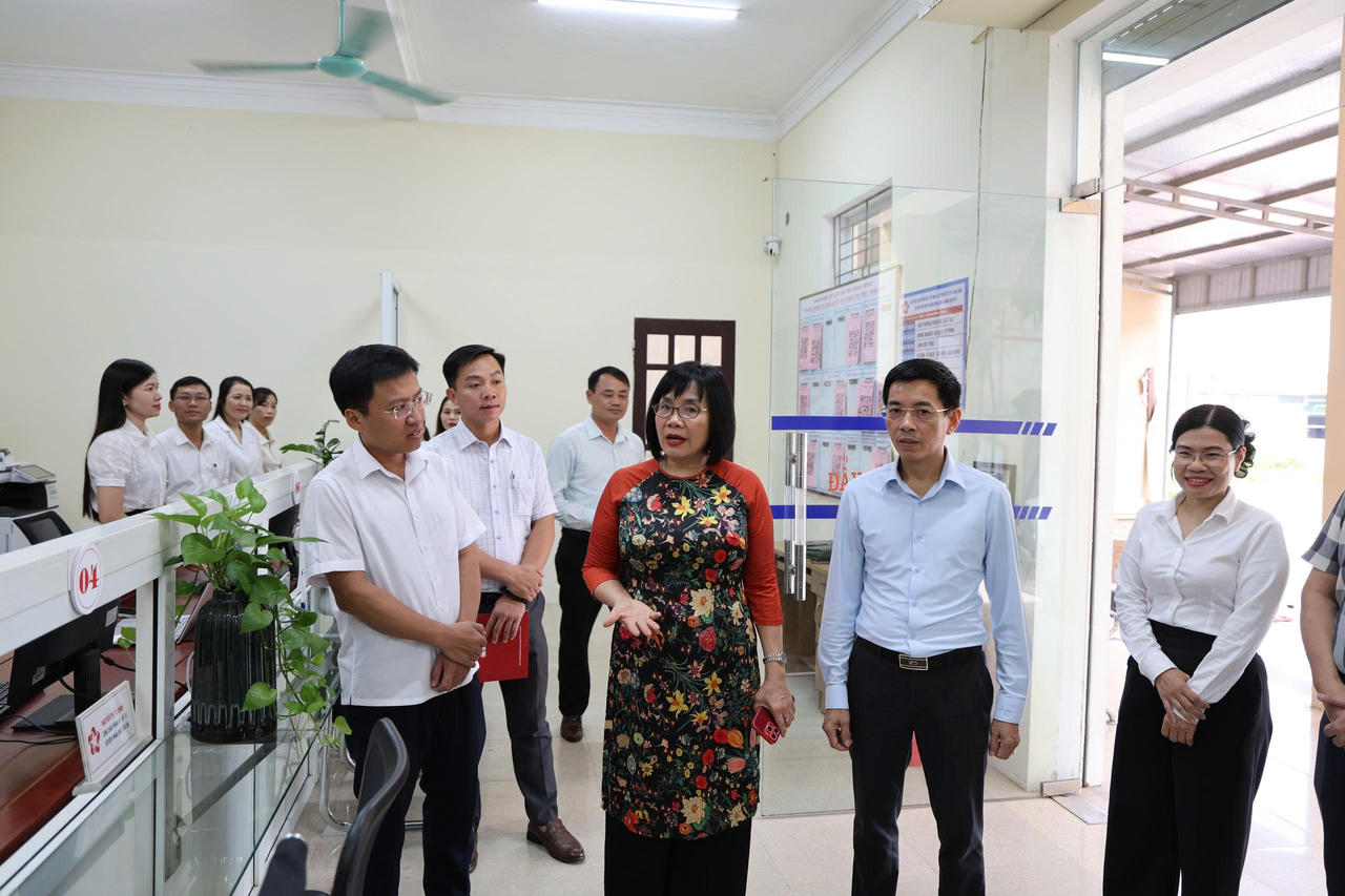 Thứ trưởng Bộ Tư pháp Đặng Hoàng Oanh kiểm tra tại Trung tâm Phục vụ Hành chính công phường Trần Phú, tỉnh Hà Tĩnh. Ảnh: Hữu Anh