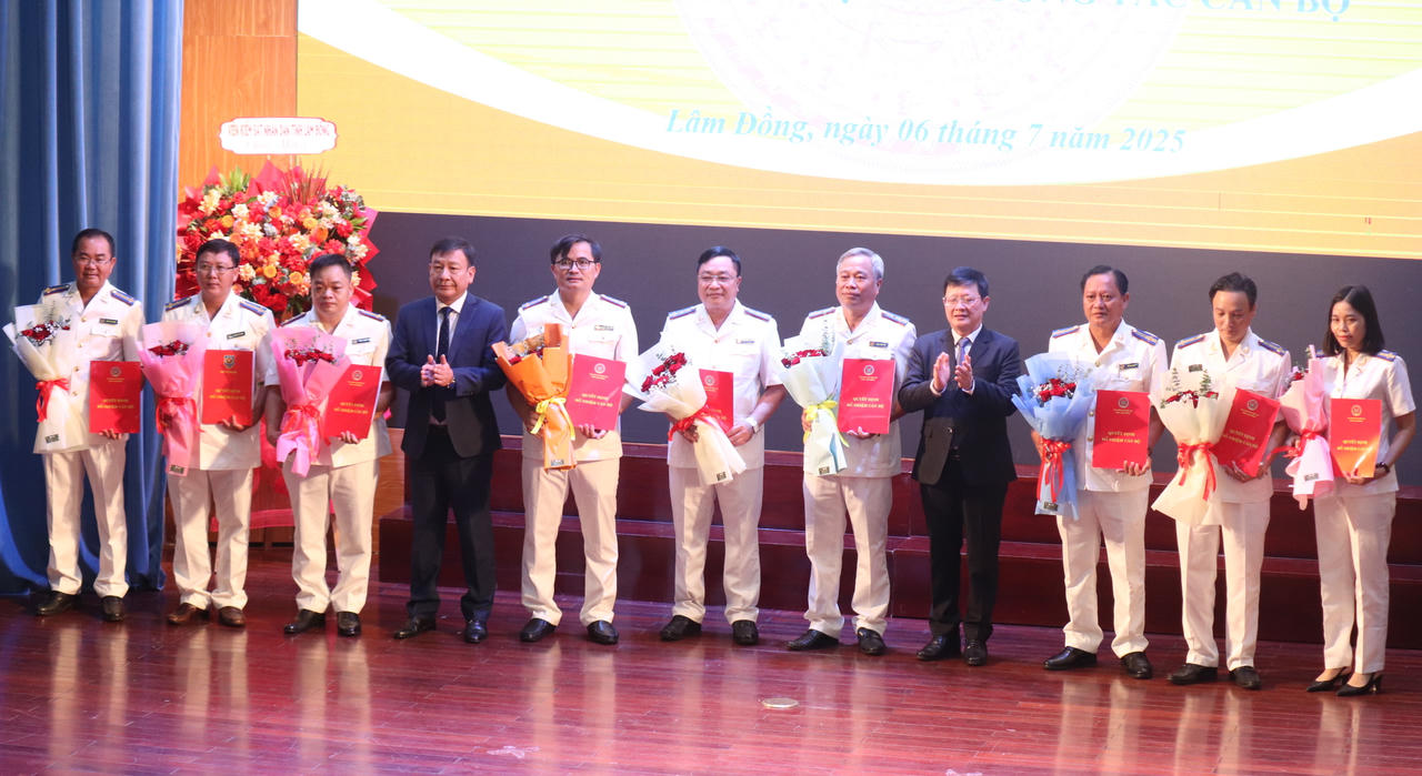 Lãnh đạo Bộ Tư pháp và lãnh đạo tỉnh Lâm Đồng chúc mừng Trưởng, các Phó Trưởng THADS Lâm Đồng.