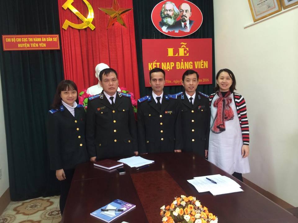 Các Đảng viên mới chụp ảnh lưu niệm