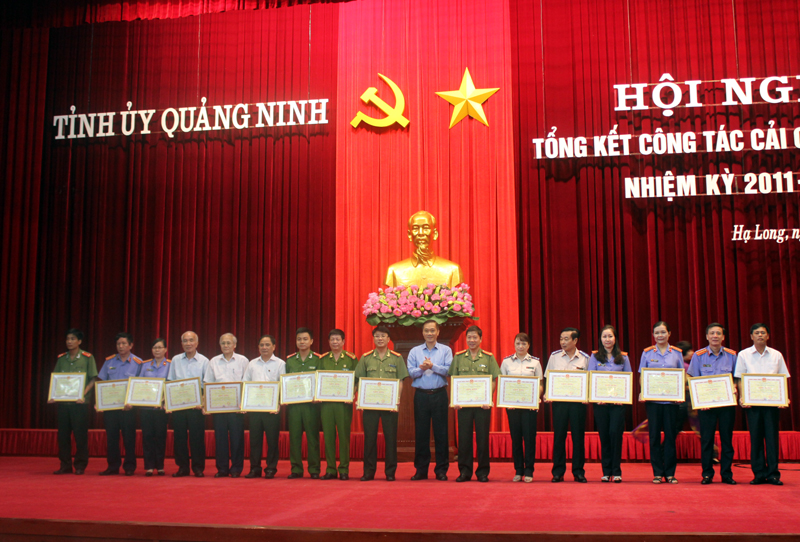 Các cá nhân có thành tích xuất sắc trong công tác CCTP trong nhiệm kỳ 2011-2015 được nhận Bằng khen của UBND tỉnh