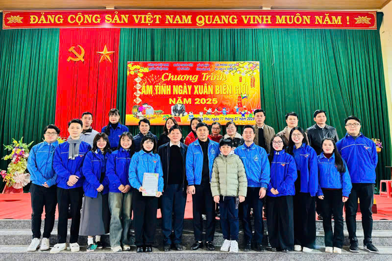 Đoàn Thanh niên Bộ Tư pháp trao quà Tết tại tỉnh Lào Cai nhân dịp tết nguyên đán 2025