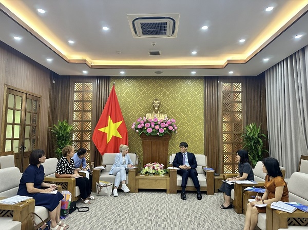 Cục Hành chính tư pháp đón Đoàn công tác Cơ quan Trung ương về nuôi con nuôi của Ai-len vào thăm và làm việc tại Bộ Tư pháp Việt Nam